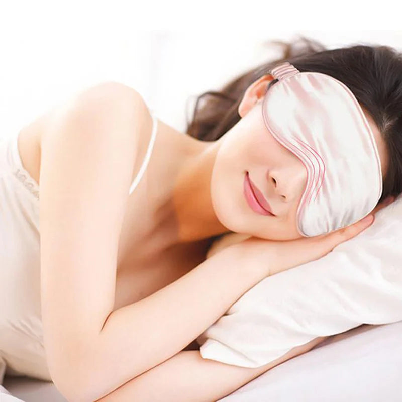 Comfortable eye mask for medium-sized eyes, made of cotton and ABS, ideal for relaxation and sleep.